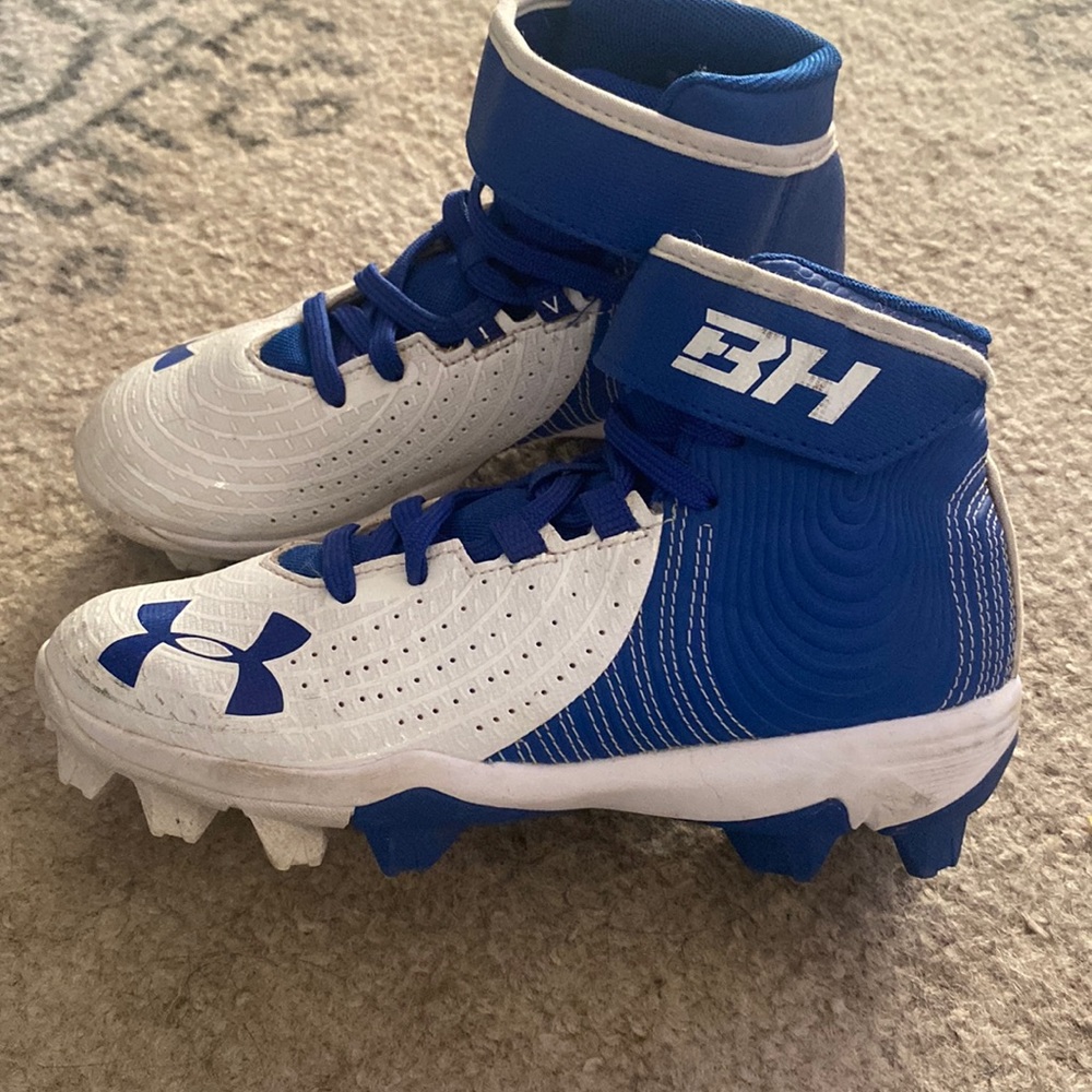 Baseball cleats white & blue size 1 Y under armour